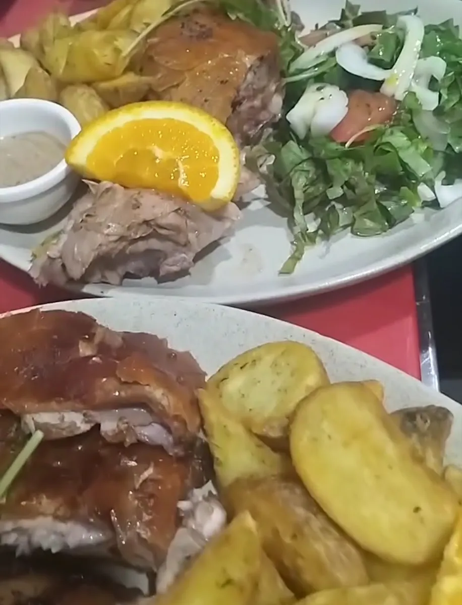 Assado no forno com batata e salada
