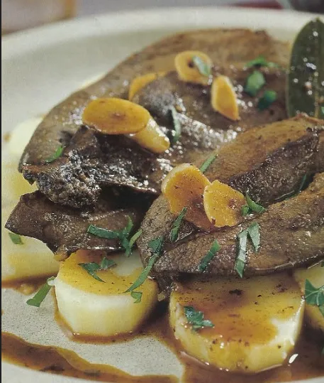 Carne com molho, alho e batata