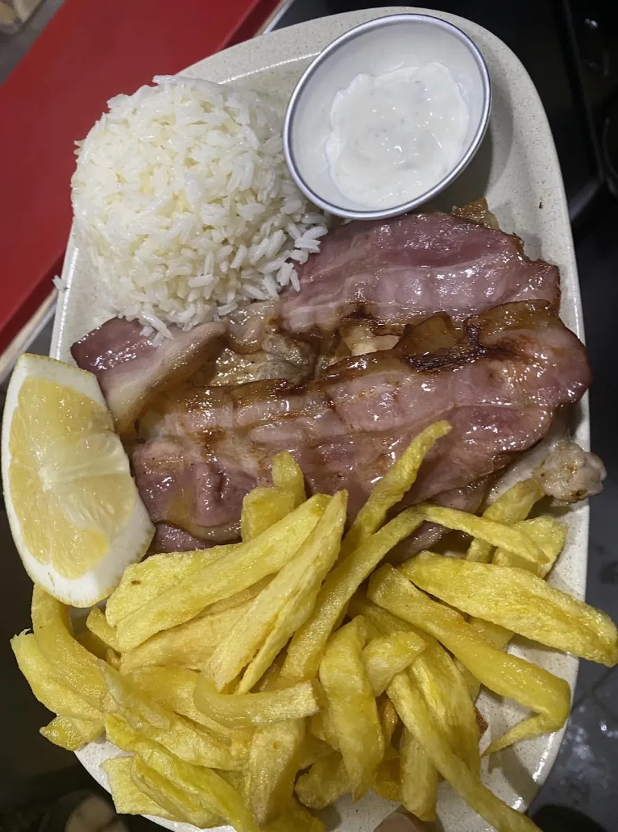 Carne grelhada com bacon, arroz, batata frita e limão