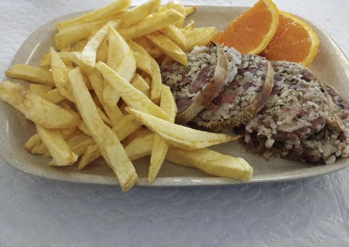Enchido às rodelas com batata frita e laranja