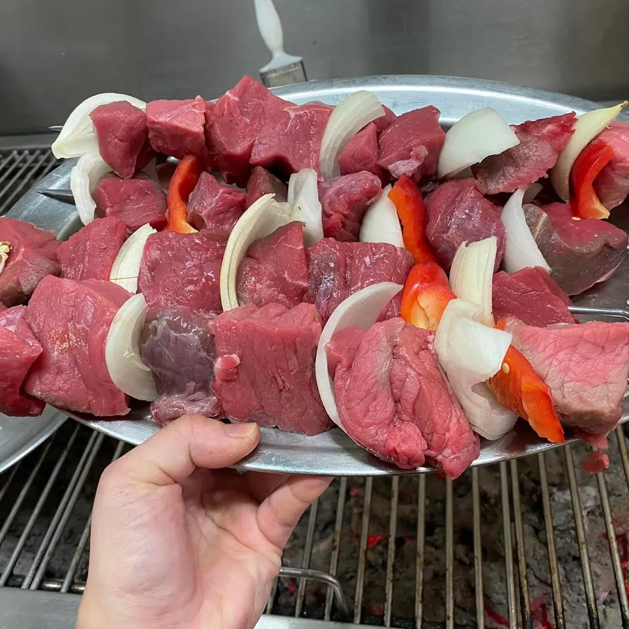 Espetadas de carne com cebola e pimento, a ir para a brasa