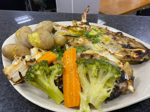 Peixe grelhado com batata, brócolos e cenoura