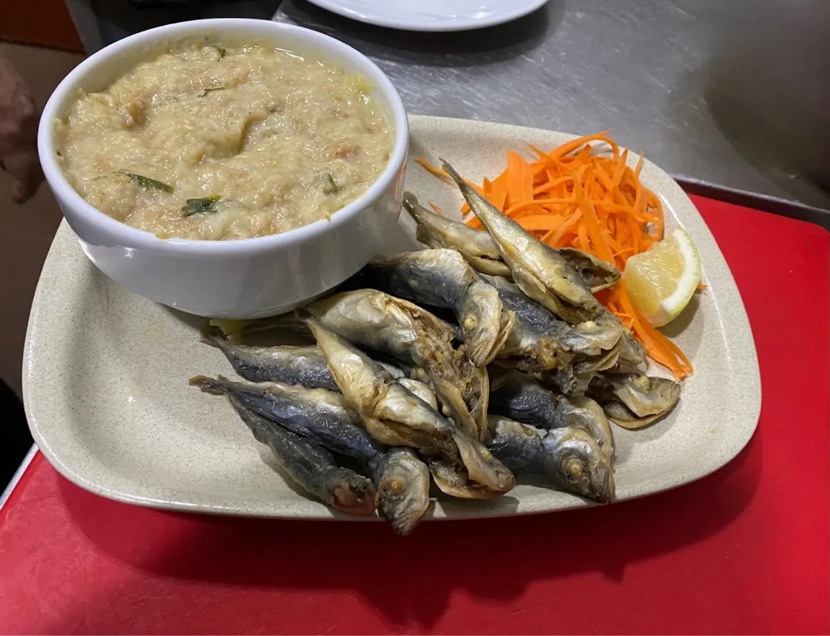 Peixinhos fritos com açorda e cenoura ralada